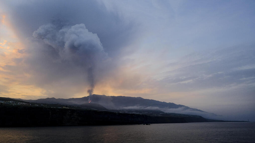 התפרצות הר געש קומברה ויאחה ב אי לה פאלמה לה פלמה ספרד האיים הקנריים הקנאריים