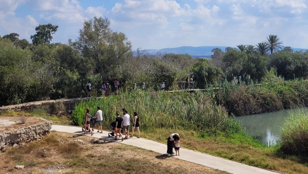 מטיילים בשמורת הטבע עין אפק (צילום: תמר עבדת, רט''ג) שמורת הטבע עין אפק