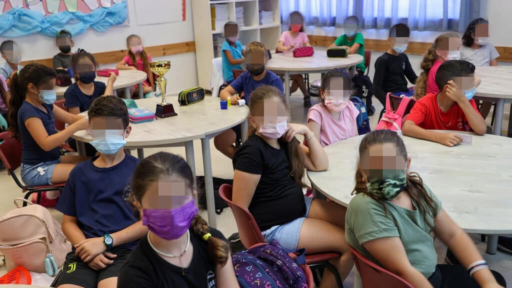 תלמידים עוטים מסיכות במהלך יום לימודים