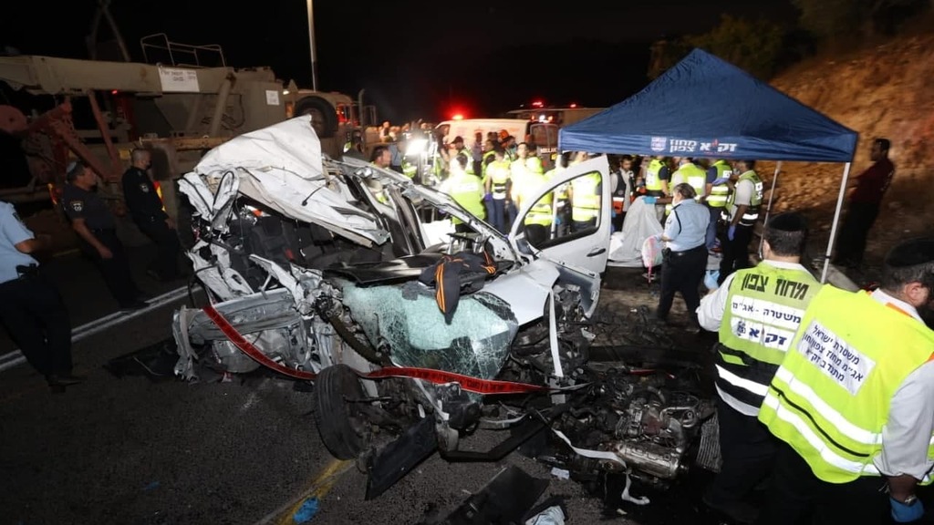 צילום: גיל נחושתן תאונה קשה בין אוטובוס לרכב פרטי ליד חורפיש שבגליל