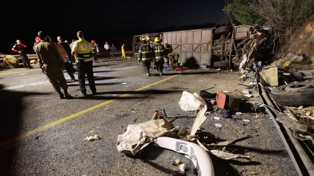 זירת התאונה בכביש 89 (צילום: גיל נחושתן) תאונה קשה בין אוטובוס לרכב פרטי ליד חורפיש שבגליל