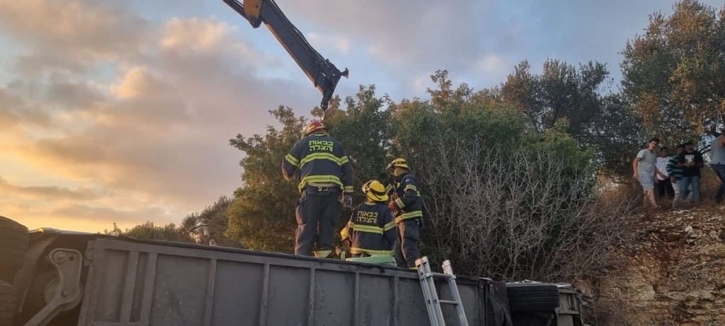 מנוף מרים את האוטובוס לאחר התאונה (צילום: דוברות כבאות והצלה) המנוף מרים את האוטובוס לאחר התאונה