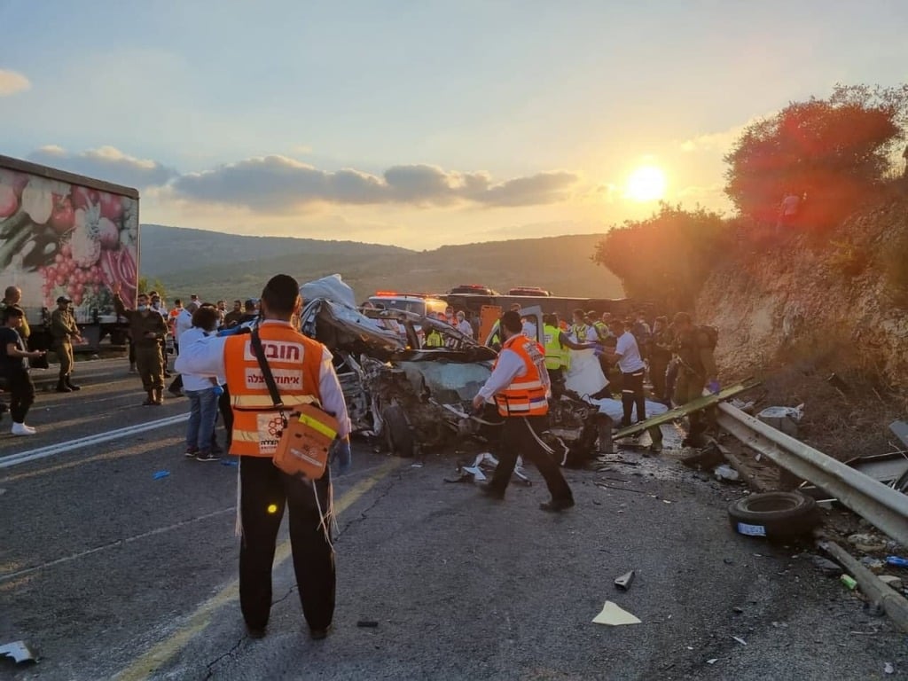 זירת התאונה הקטלנית (צילום: דוברות איחוד הצלה) תאונה קשה בין אוטובוס לרכב פרטי ליד חורפיש שבגליל
