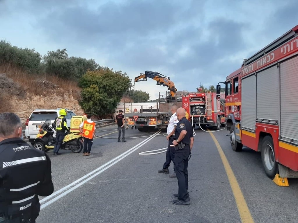 כוחות הצלה ומאמצי החילוץ (צילום: דוברות כבאות והצלה) תאונה קשה בין אוטובוס לרכב פרטי ליד חורפיש שבגליל