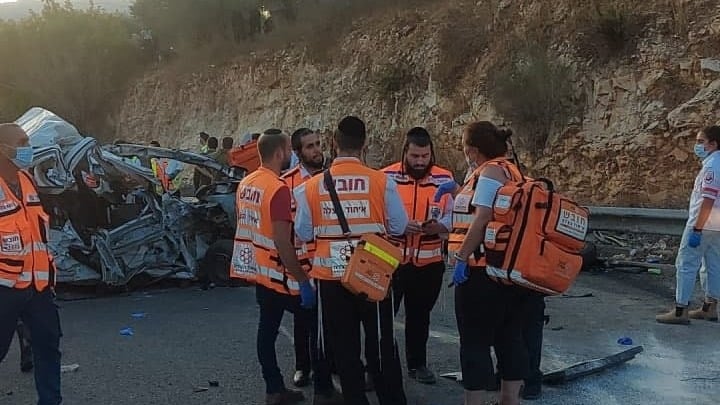 כוחות בזירה (צילום: איחוד הצלה) תאונה קשה בין אוטובוס לרכב פרטי ליד חורפיש שבגליל