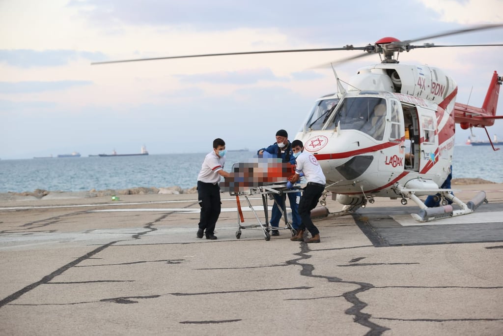 מסוק עם פצועים נוחת ברמב"ם (צילום: אלעד גרשגורן) פצועים מגיעים לבית החולים רמב"ם בחיפה