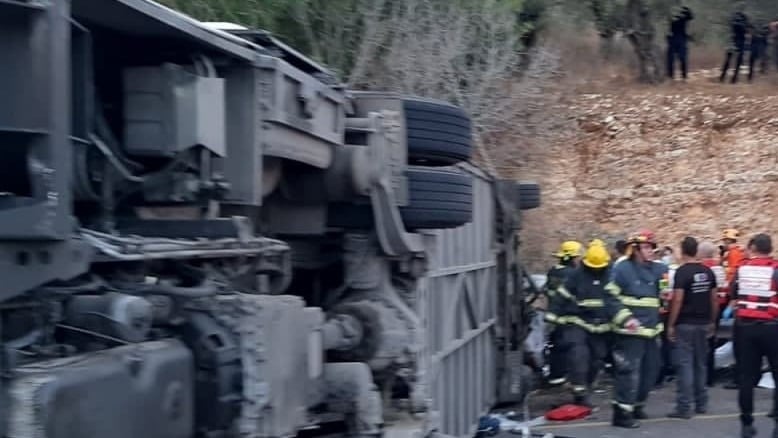 האוטובוס שהתהפך (צילום: דוברות כבאות והצלה) תאונה קשה בין אוטובוס לרכב פרטי ליד חורפיש שבגליל