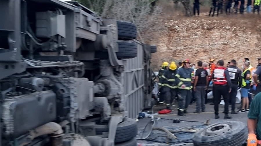 האוטובוס שהתנגש במונית של משפחת בן אלי (צילום: דוברות כבאות והצלה) תאונה קשה בין אוטובוס לרכב פרטי ליד חורפיש שבגליל
