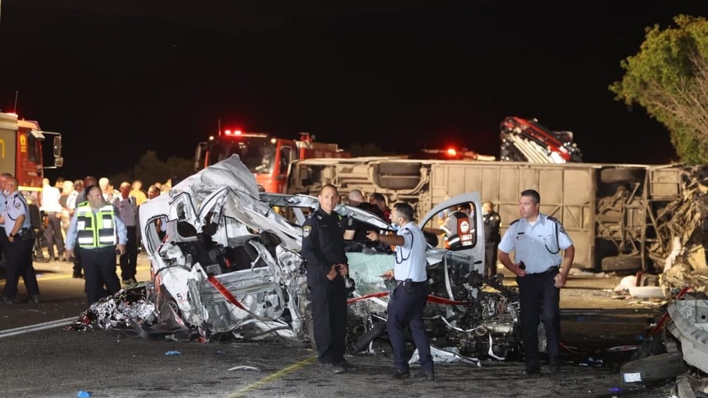 צילום: גיל נחושתן תאונה קשה בין אוטובוס לרכב פרטי ליד חורפיש שבגליל