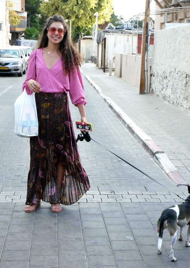 לא מסתירה את החיוך (צילום: אמיר מאירי) לא מסתירה את החיוך