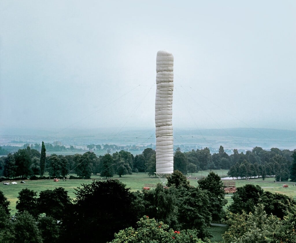מבנה צף ועטוף בקאסל, גרמניה, 1968 (צילום: Klaus Baum) מבנה צף ועטוף בקאסל, גרמניה, 1968