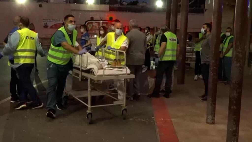 הגעת פצועים לבית החולים זיו בצפת (צילום: אביהו שפירא) אמבולנסים מגיעים עם הפצועים מתאונת הדרכים בחורפיש לבית החולים זיו