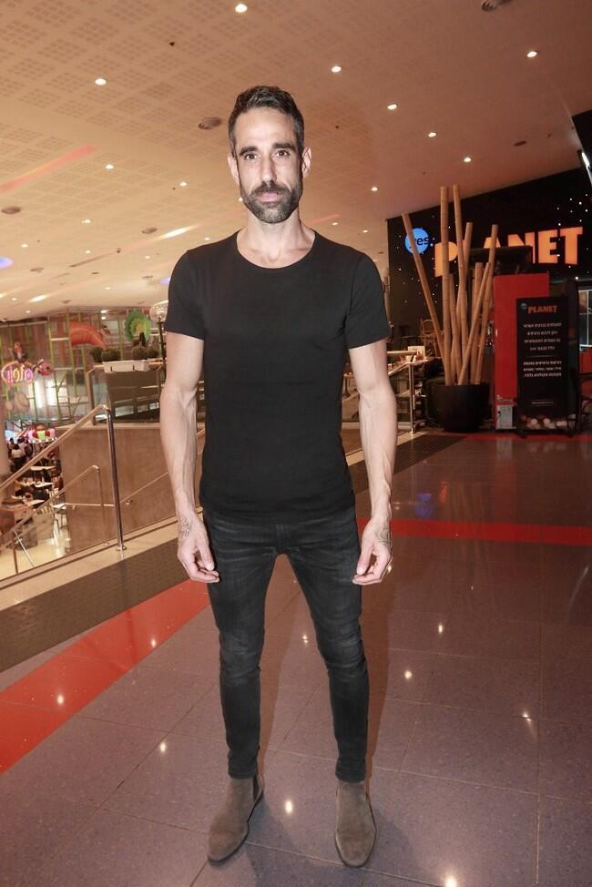 לא מפחד להתייצב מול המצלמות. עומרי שלום