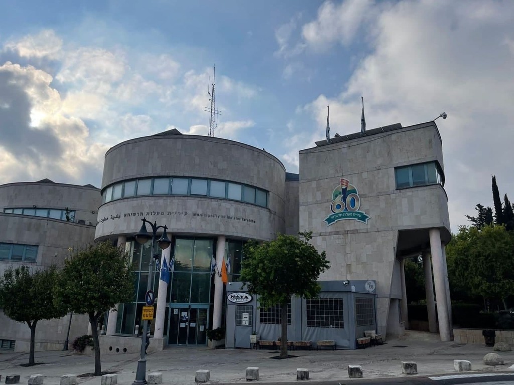 הדגלים מורדים לחצי התורן במעלות תרשיחא (צילום: עיריית מעלות תרשיחא) הדגלים מורדים לחצי התורן על גג עיריית מעלות תרשיחא אחרי מותם של תושבי העיר בתאונה הקשה