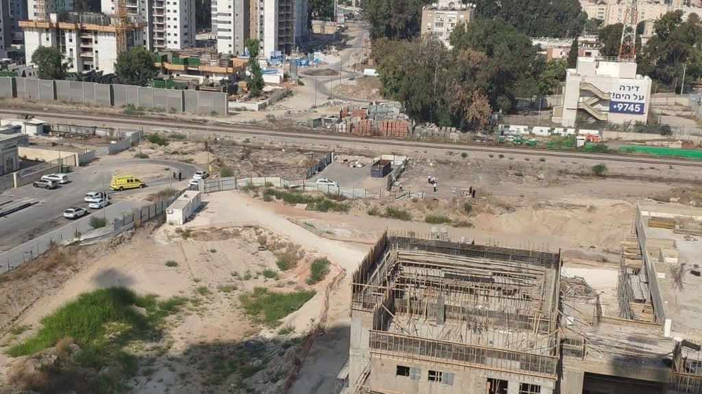 הזירה מלמעלה (צילום: חביב מנגד) זירת הרצח בקריית מוצקין