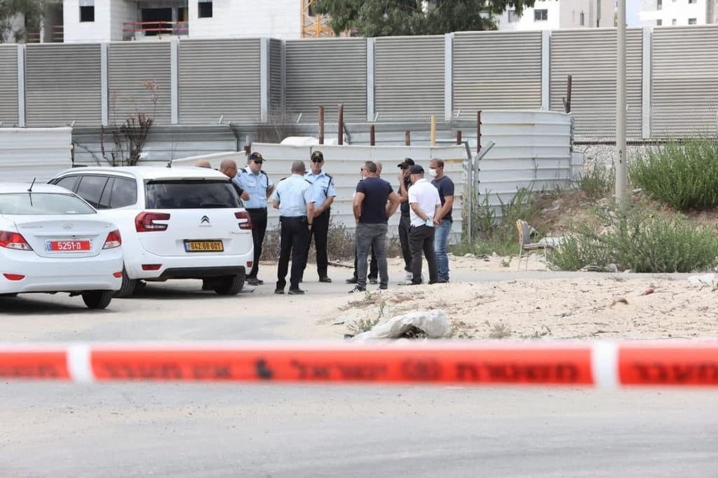 השוטרים מחוץ לאתר הבנייה (צילום: גיל נחושתן) זירת הרצח בקריית מוצקין
