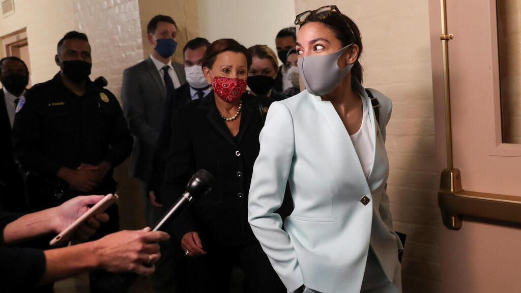 Progressive Democratic lawmaker Alexandria Ocasio-Cortez (Photo: Reuters) המחוקקת הפרוגרסיבית אלכסנדרייה אוקסיו קורטז AOC אחרי מפגש עם הנשיא ג'ו ביידן בקפיטול 1 באוקטובר