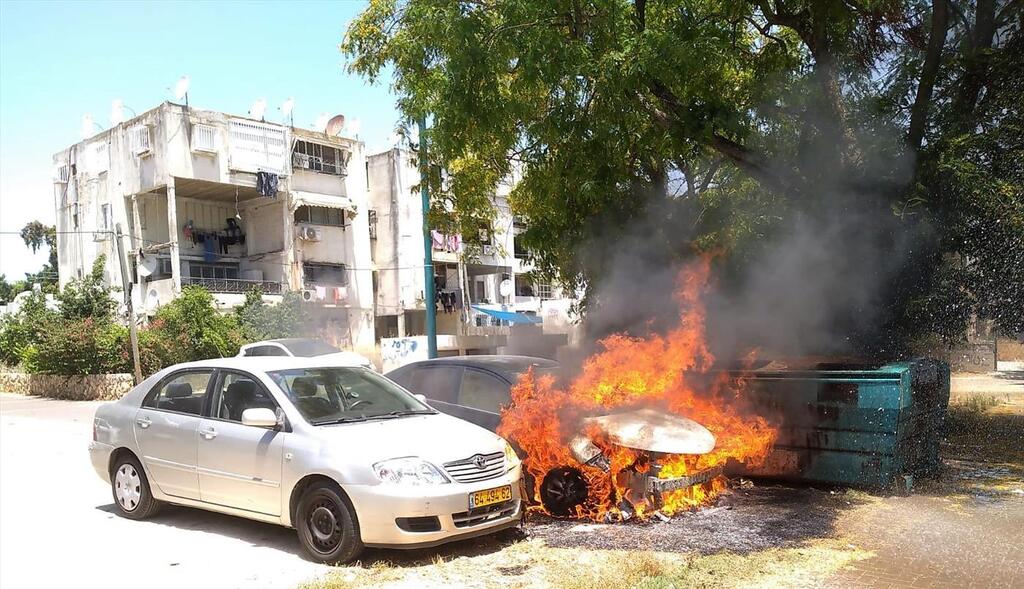 תקלה טכנית או הצתה? מכונית בוערת ברמלה ונדליזם ברמלה