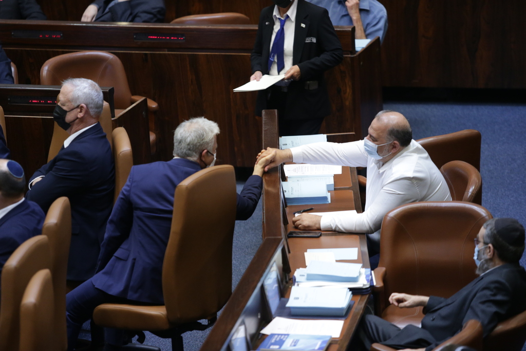 Mansour Abbas shakes hands with Yair Lapid at the Knesset Winter Assembly opening (Photo: Alex Kolomoisky) מנסור עבאס ויאיר לפיד במליאת הכנסת