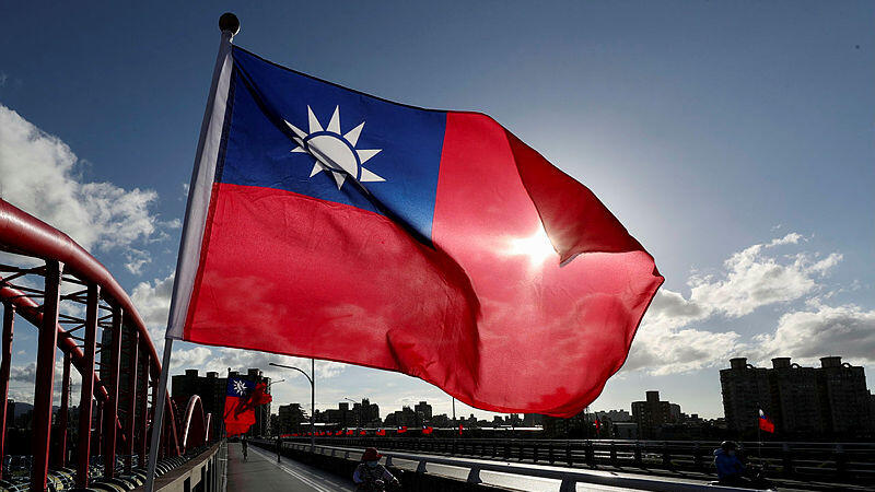 דגל דגלי טייוואן ברחובות הבירה טאיפיי לקראת חגיגות היום הלאומי באי 