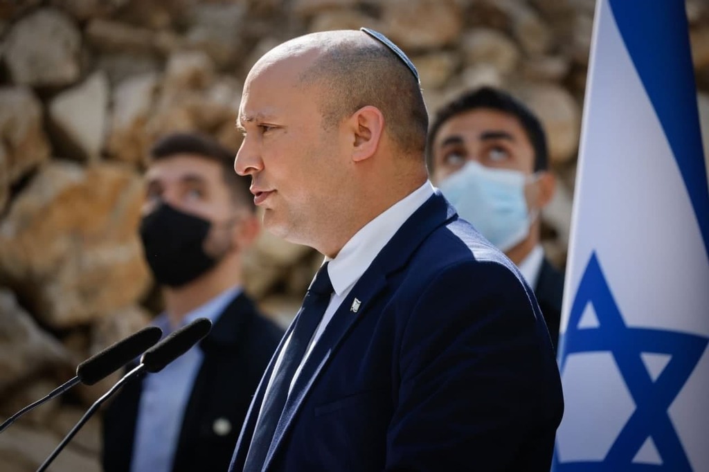 "נרצח בידי מחבלים שפלים". בנט באזכרה (צילום: אוליבייה פיטוסי) נפתלי בנט בטקס אזכרה לרחבעם זאבי בהר הרצל