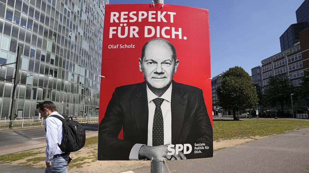 "כבוד עבורך". הקמפיין של אולף שולץ ומפלגת ה-SPD שמבטיח בין היתר העלאה בשכר המינימום (צילום: AP) "כבוד". הקמפיין של אולף שולץ ומפלגת ה-SPD