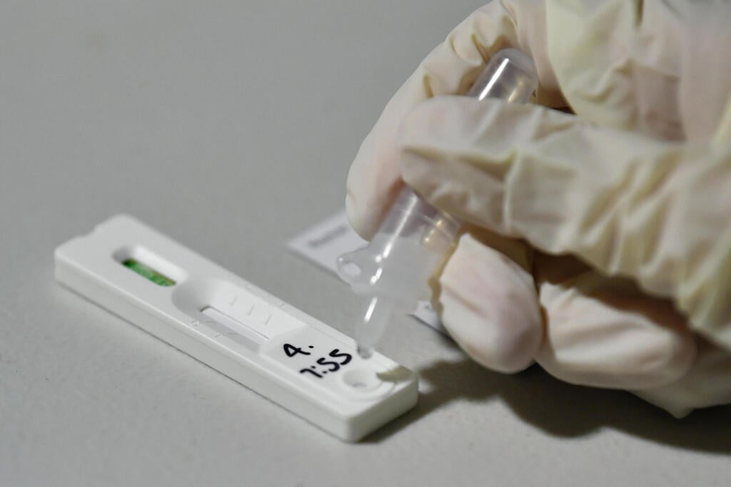 A rapid coronavirus antigen test kit (Photo: EPA) בדיקה בדיקת אנטיגן מהירה ל קורונה ב סידני אוסטרליה