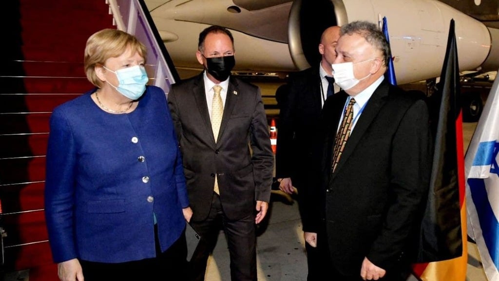 German Chancellor Angela Merkel (L) greeted by Israel's Ambassador to Germany Jeremy Issacharoff upon her arrival to Israel, October 9, 2021 (Photo: Foreign Ministry PR) אנגלה מרקל עם שגריר ישראל בגרמניה ג'רמי יששכרוף