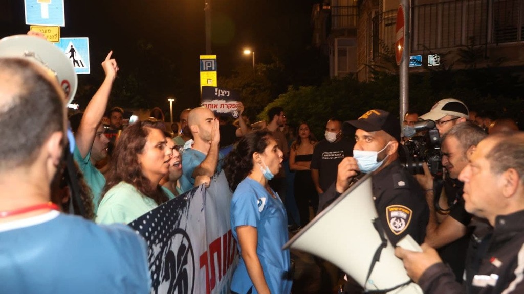 מחאת הרופאים המתחים (צילום: מוטי קמחי) המתמחים והשוטרים מחוץ לביתו של הורוביץ
