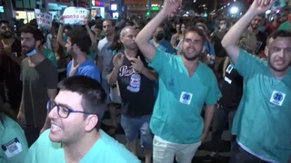 צועדים לעבר ביתו של ניצן הורוביץ