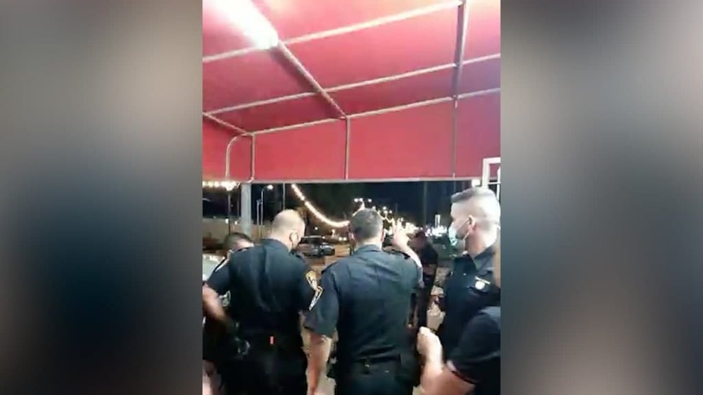 הכתב מבדא פרחאת תושב מג'ד אל כרום הותקף בשעות הלילה על ידי שוטר בזמן שסיקר אירוע בכפרו