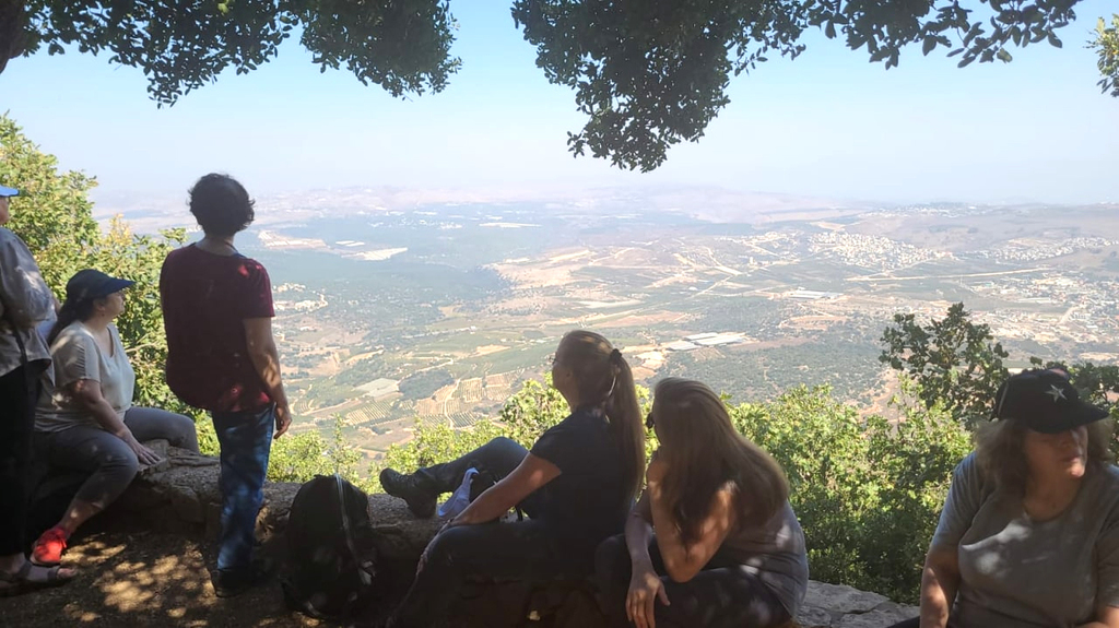 מטיילים בתצפית שביל הפסגה בשמורת הר מירון (צילום: אייל מיטרני, רשות הטבע והגנים) מטיילים בתצפית שביל הפסגה בשמורת הר מירון
