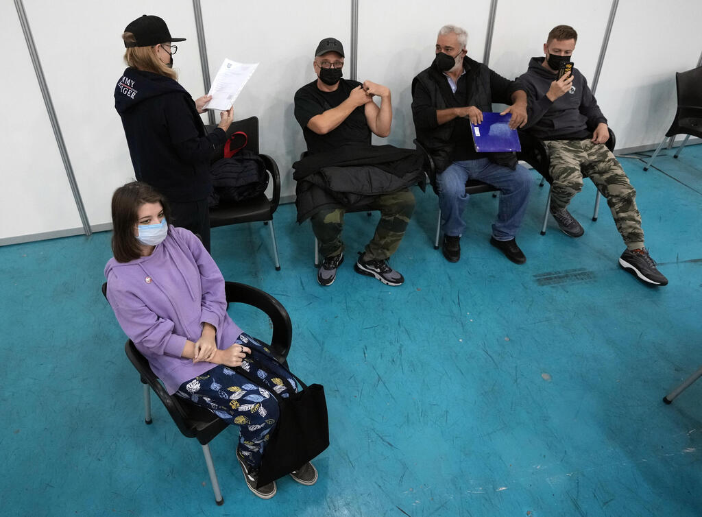 מאות רוסים התחסנו בסרביה בשבועות האחרונים (צילום: AP) רוסים מקבלים חיסון לקורונה בלגרד סרביה