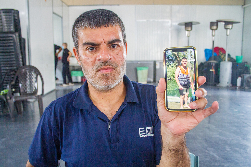 "לאט לאט הוא נפל". ג'מאל פיומי מציג את תמונות בנו מלפני כמה ימים (צילום: עידו ארז) ג'מאל פיומי שבנו מת לאחר שלקה בתסמונת פוסט-קורונה