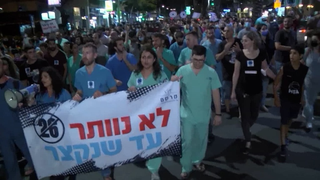 צילום: עידו ארז צועדים לעבר ביתו של ניצן הורוביץ