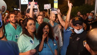 המתמחים והשוטרים מחוץ לביתו של הורוביץ