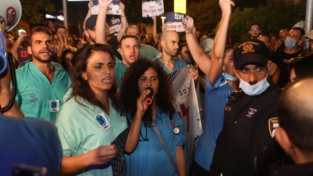 מחאת המתמחים בתל אביב, אמש (צילום: מוטי קמחי) המתמחים והשוטרים מחוץ לביתו של הורוביץ
