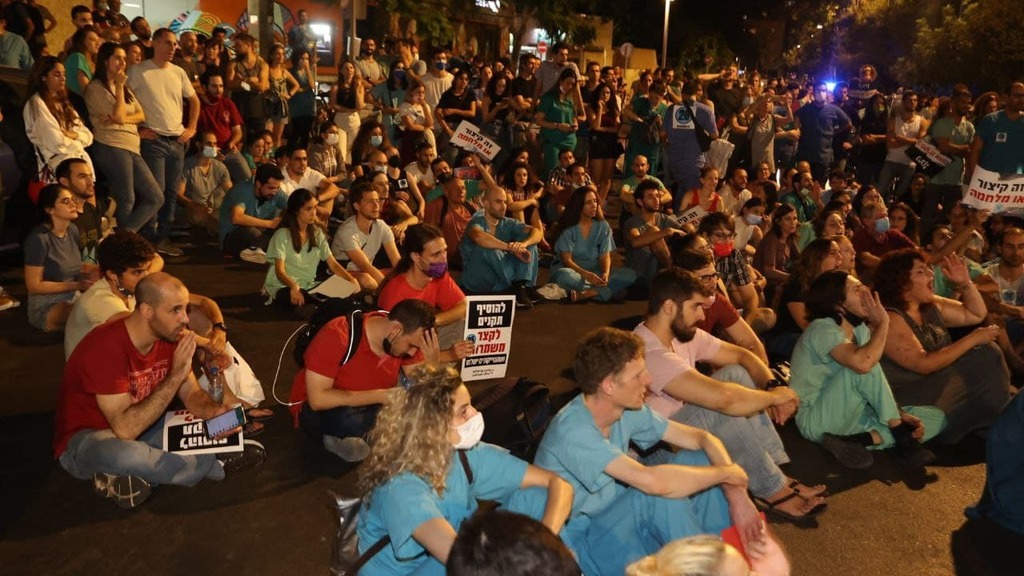 צילום: מוטי קמחי המתמחים הגיעו ומפגינים מחוץ לביתו של הורוביץ
