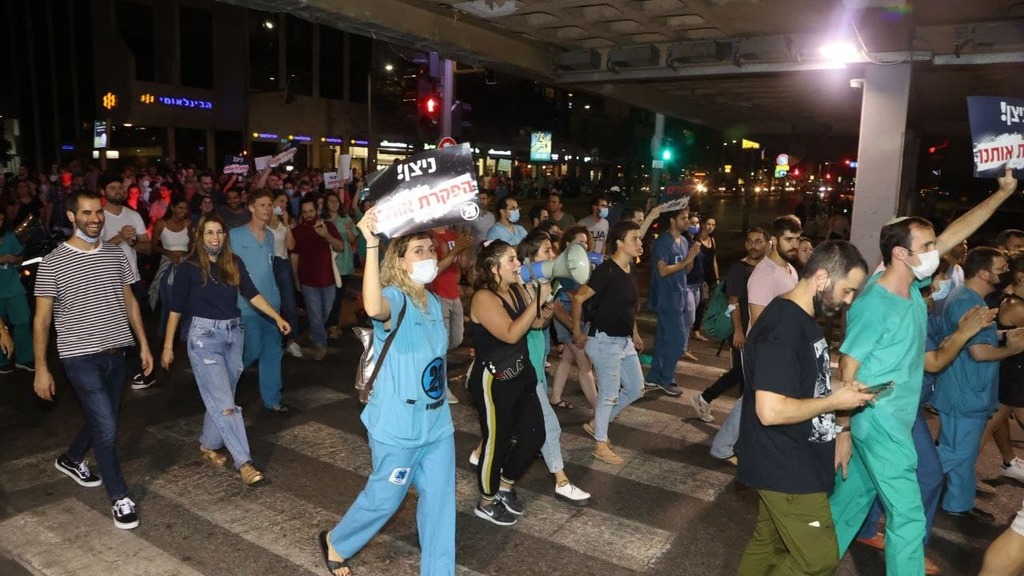 צילום: מוטי קמחי צועדים לעבר ביתו של ניצן הורוביץ