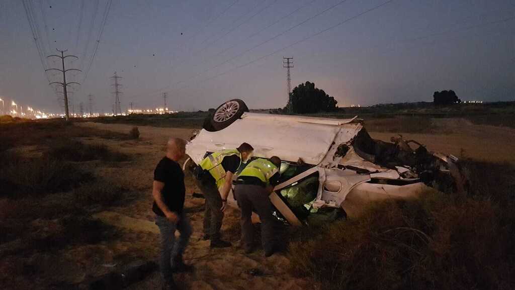 זירת התאונה בכביש 4 (צילום: דוברות המשטרה) זירת התאונה בכביש 4