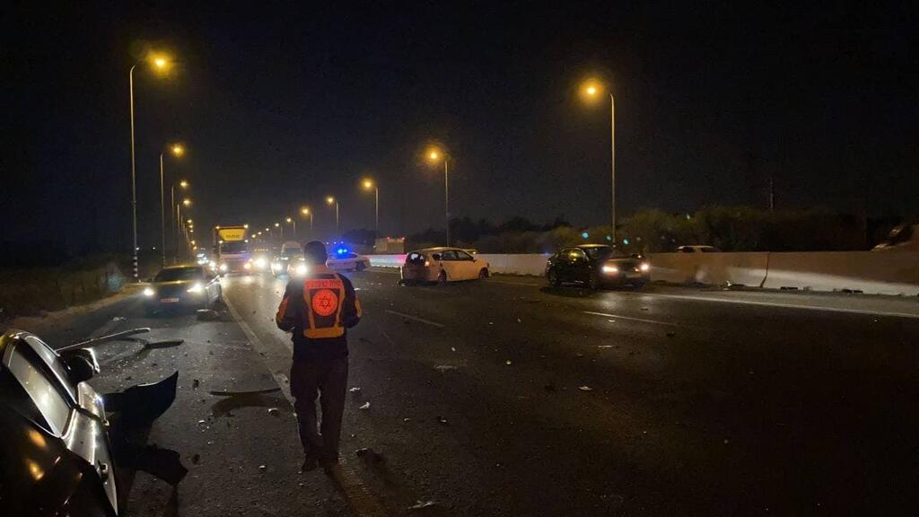 זירת התאונה (צילום: תיעוד מבצעי מד"א) תאונת הדרכים בכביש 4