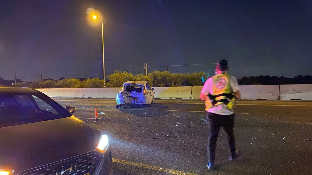 זירת התאונה בכביש 4 (צילום: תיעוד מבצעי מד"א) זירת התאונה בכביש 4