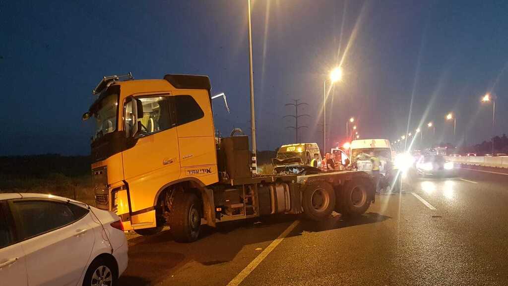 זירת התאונה בכביש 4 (צילום: דוברות המשטרה) זירת התאונה בכביש 4