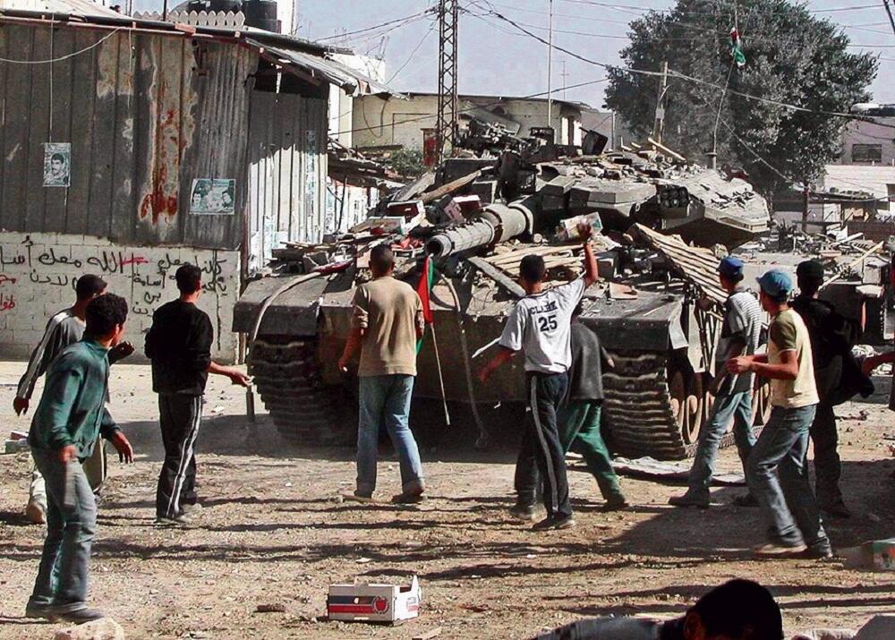Israeli tank rolls through Jenin during Operation Protective Shield (Photo: Reuters) מבצע 'חומת מגן', 2002