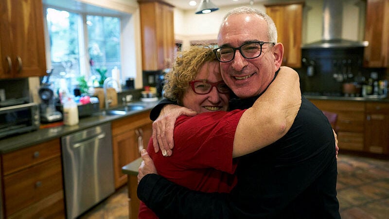 2021 Nobel Prize winner Joshua Angrist and wife Mira (Photo: Reuters) הפרופ' הישראלי-אמריקני ג'וש אנגריסט שזכה בפרס נובל בכלכלה
