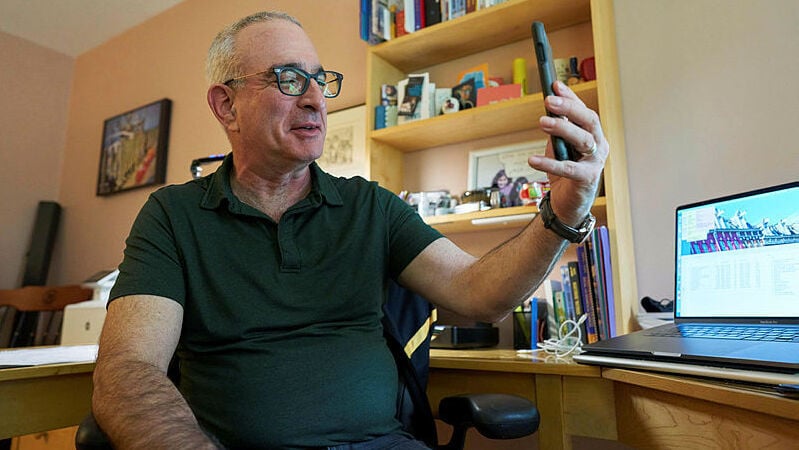 Joshua Angrist (Photo: EPA) הפרופ' הישראלי-אמריקני ג'וש אנגריסט שזכה בפרס נובל בכלכלה