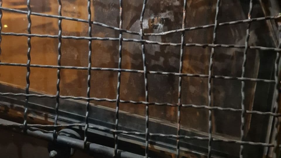 כוח של מג"ב הותקף באבנים  ובצבע על ידי מתנחלים  בתוך יצהר