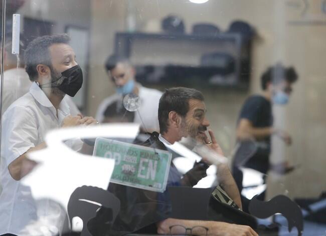 "תעשה אותי הכי יפה שתוכל". אקי אבני (צילום: מוטי לבטון) "תעשה אותי הכי יפה שתוכל". אקי אבני