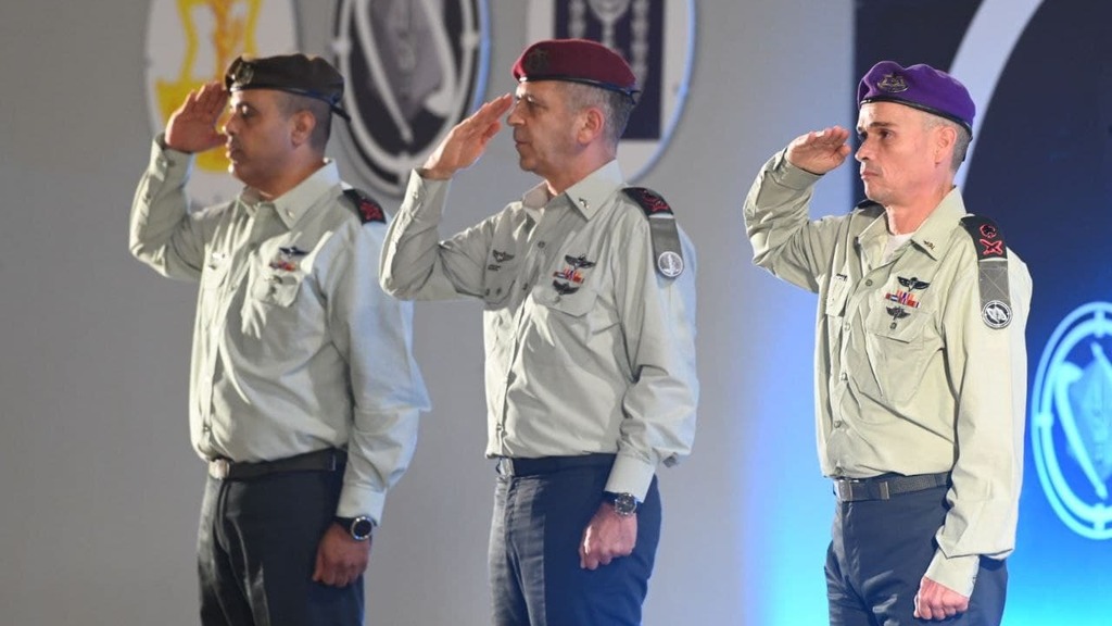 כוכבי, לצד סטריק וידעי (צילום: יאיר שגיא) הרמטכ"ל אביב כוכבי בטקס חילופי מפקד זרוע היבשה