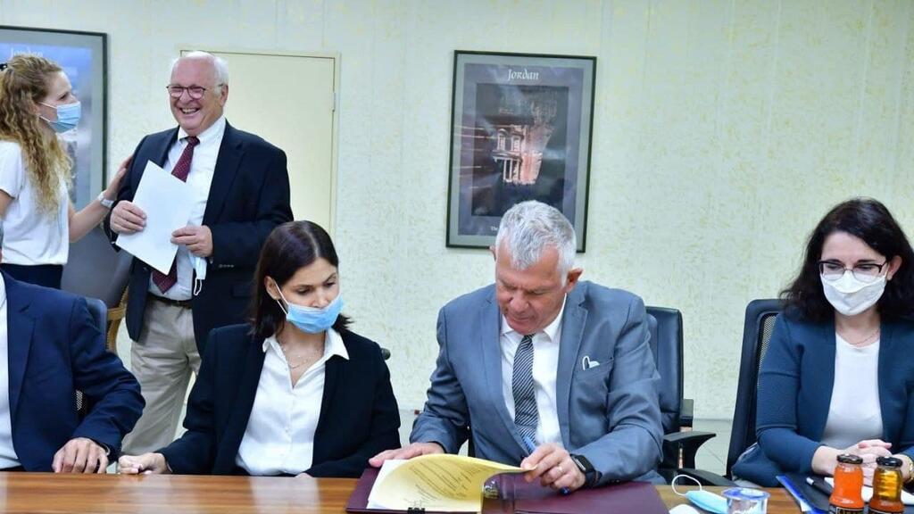 החתימה על תוספת המים שישראל מעבירה לירדן. כמעט פי שניים ממה שנקבע בהסכם השלום (צילום: רפי בן חקון) פגישה בין קארין אלהרר לשר המים הירדני מוחמד אל נאג'ר